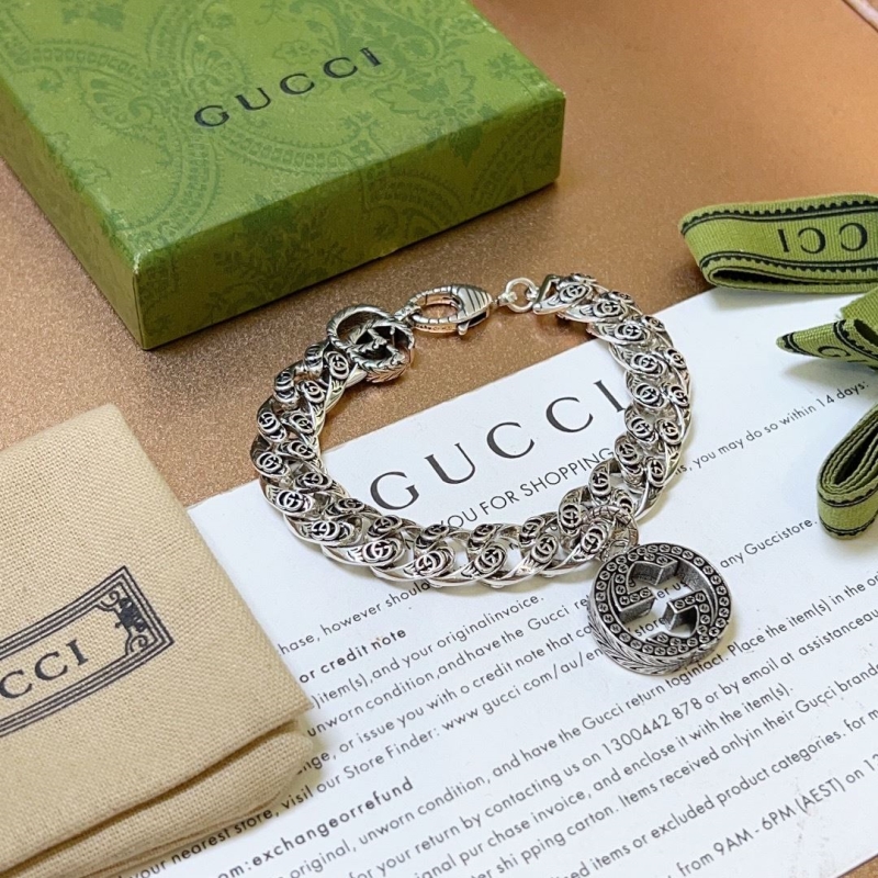 G*u*i bracelets